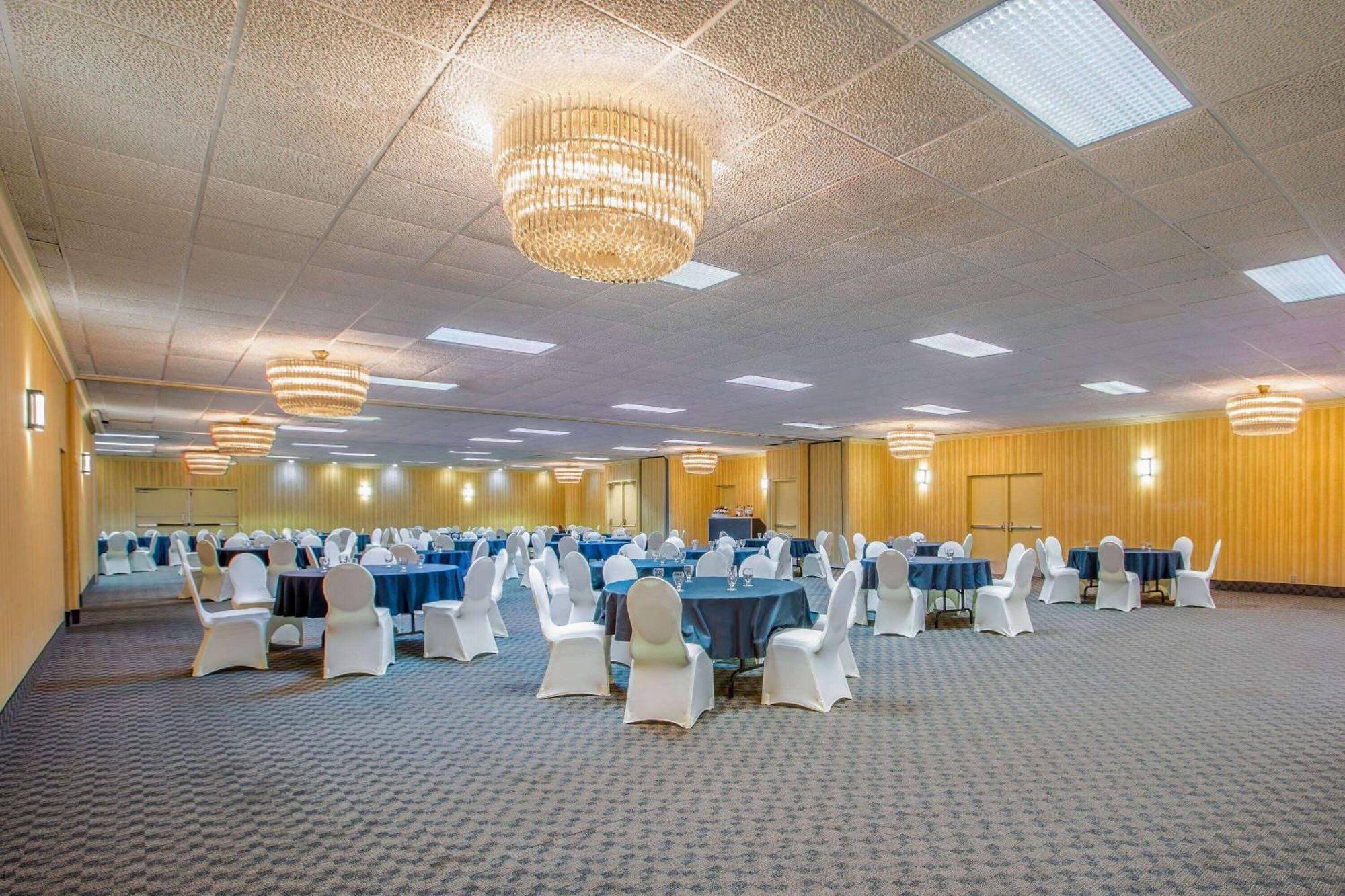Days Inn By Wyndham Sudbury & Conference Centre Bagian luar foto