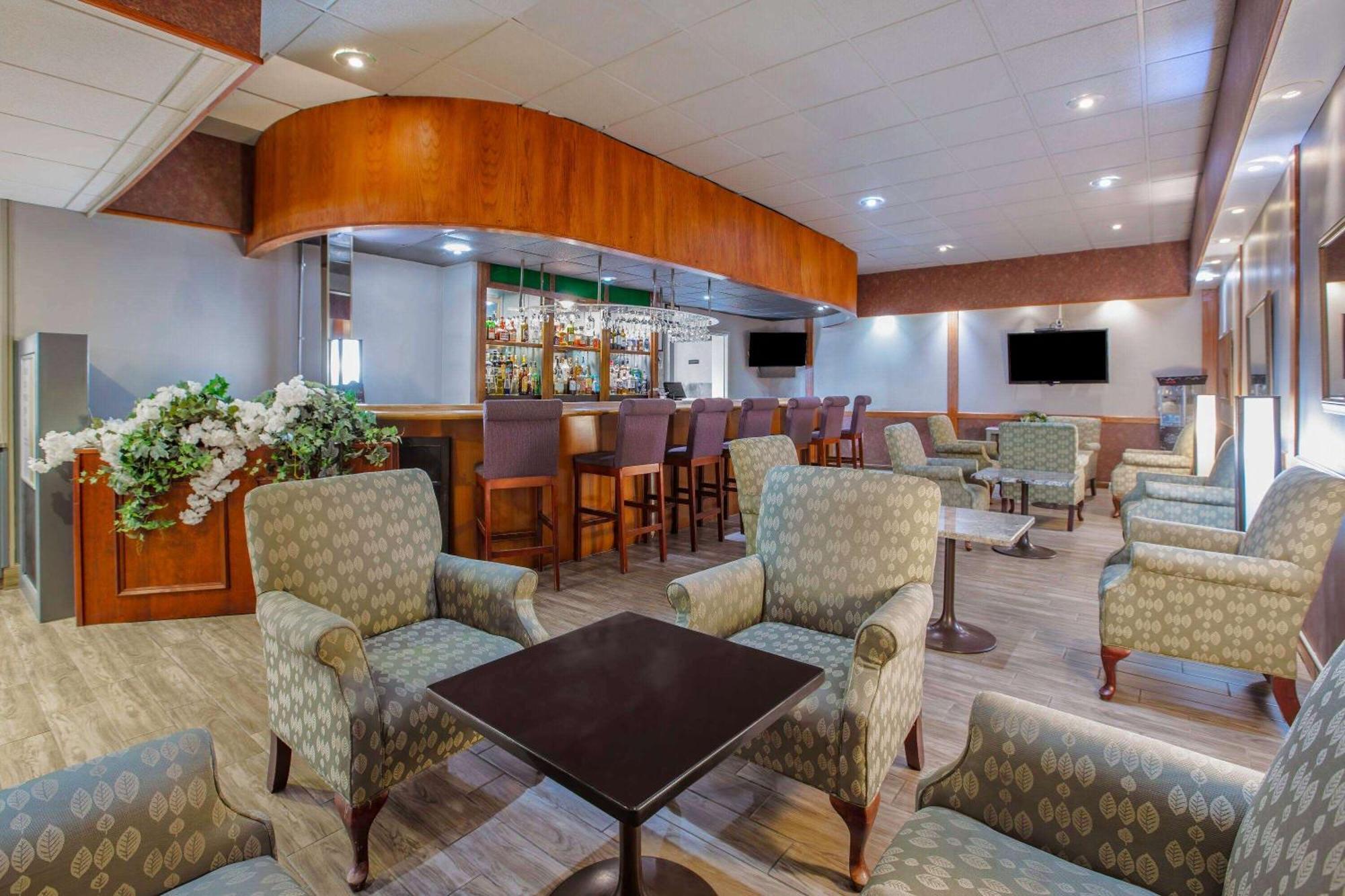 Days Inn By Wyndham Sudbury & Conference Centre Bagian luar foto
