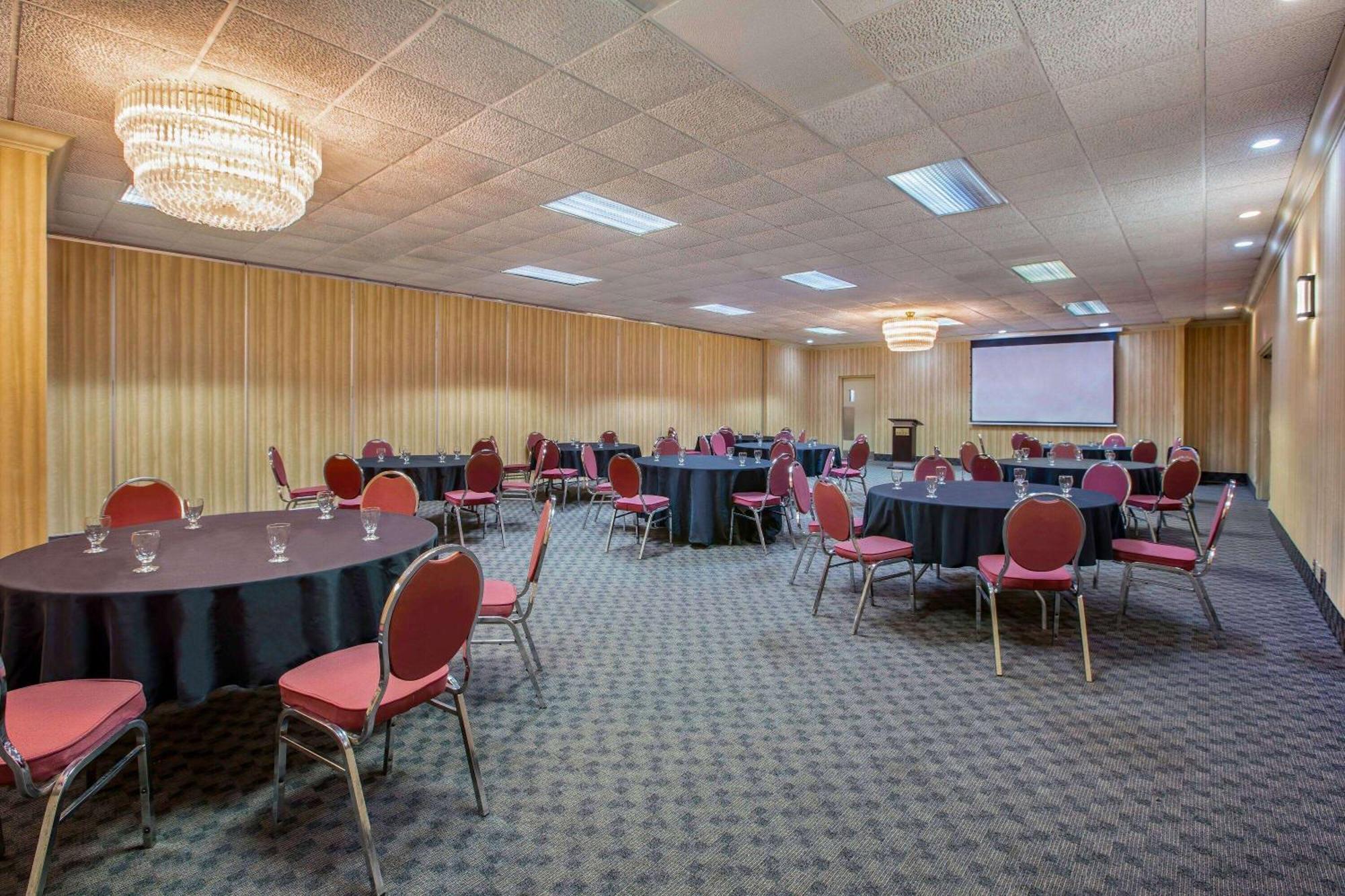 Days Inn By Wyndham Sudbury & Conference Centre Bagian luar foto