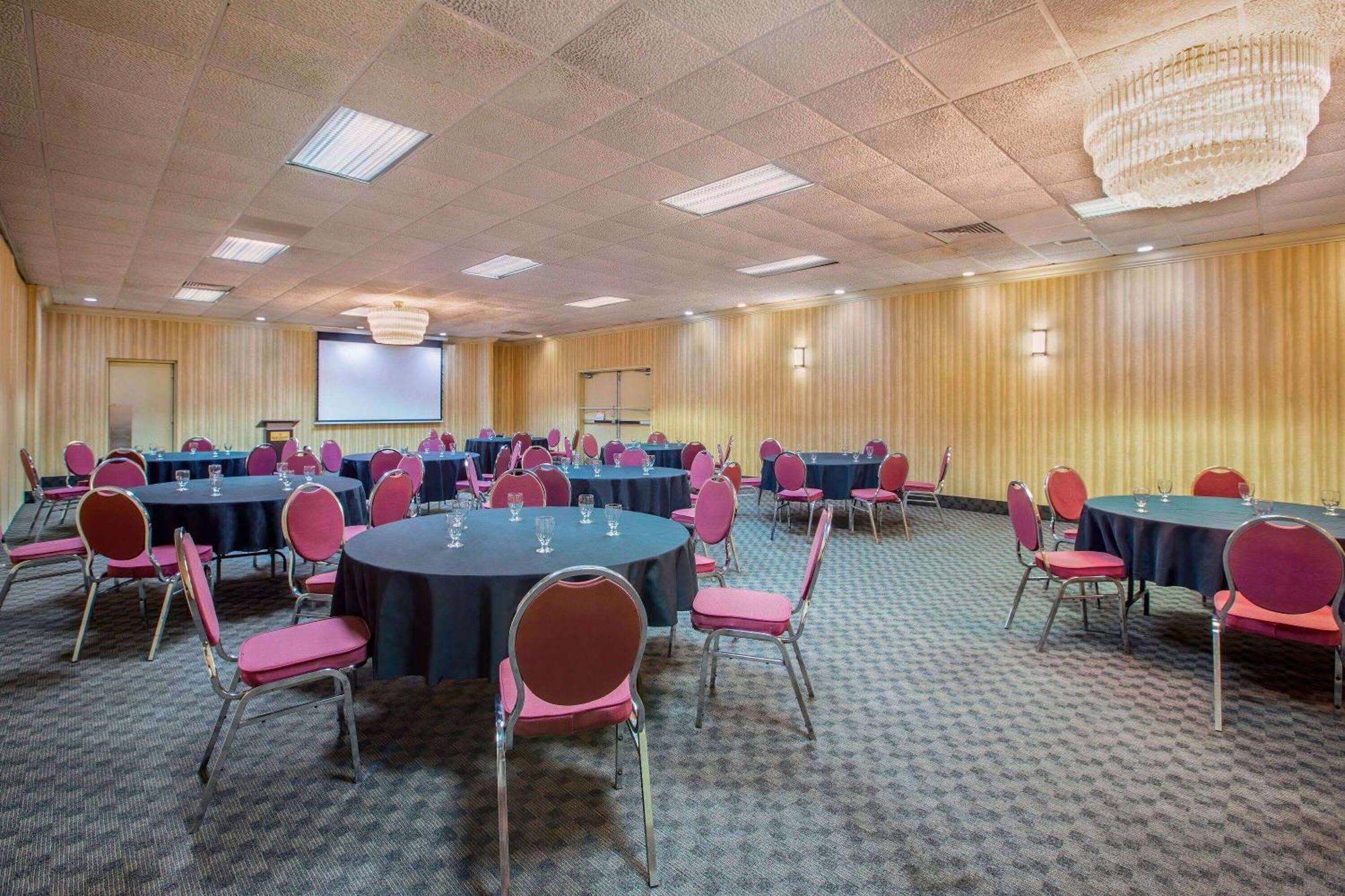 Days Inn By Wyndham Sudbury & Conference Centre Bagian luar foto