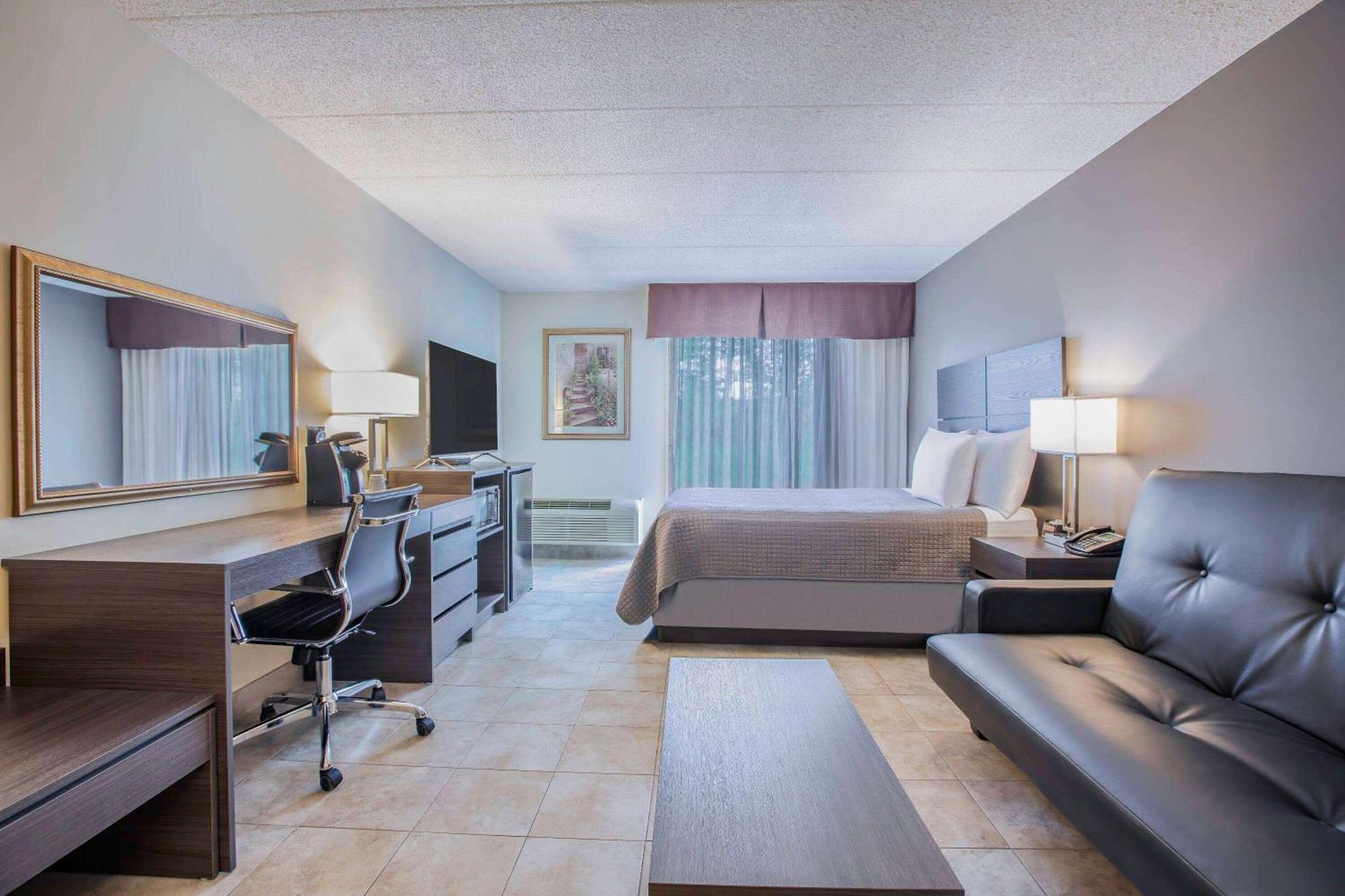 Days Inn By Wyndham Sudbury & Conference Centre Bagian luar foto