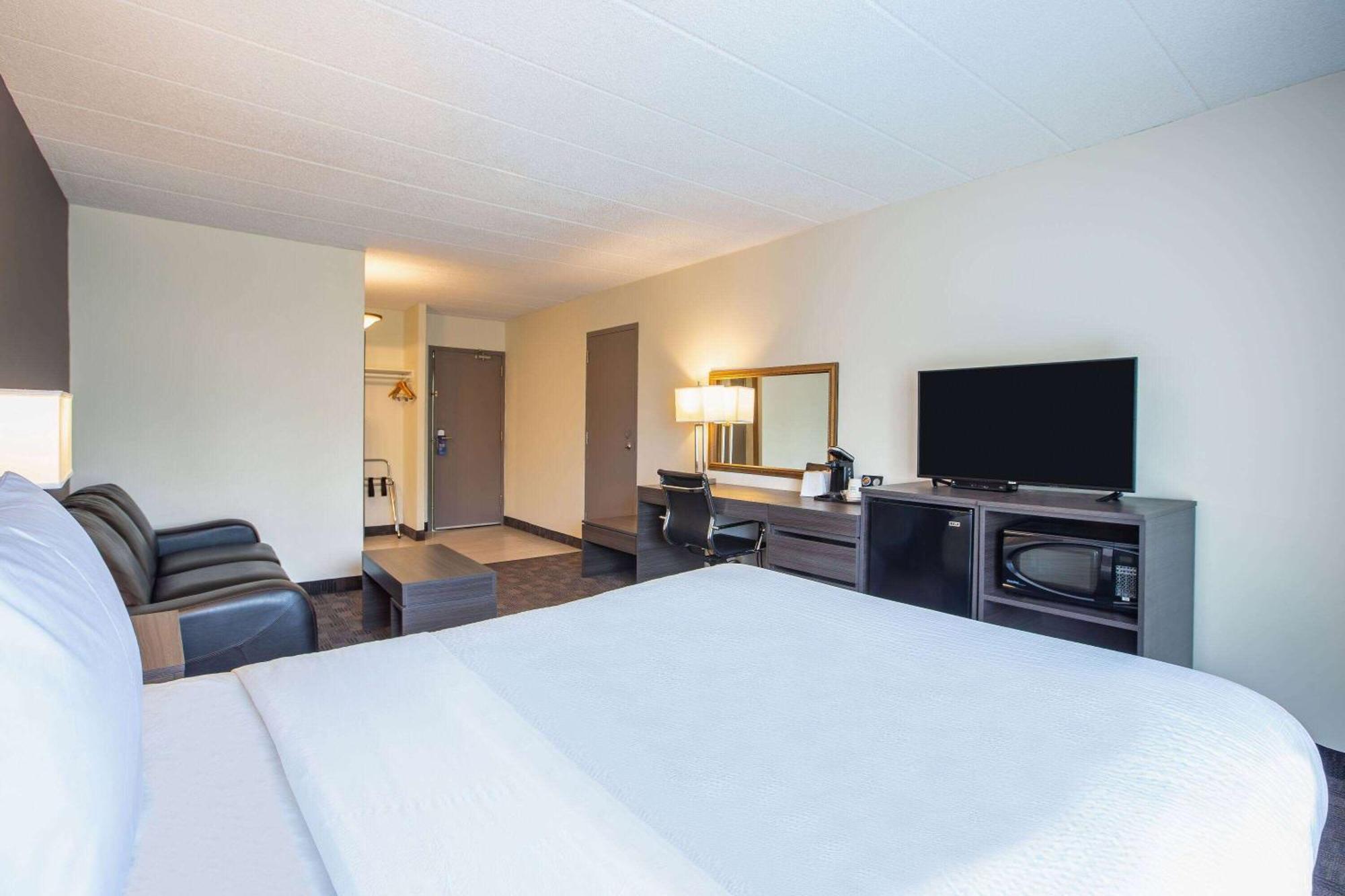 Days Inn By Wyndham Sudbury & Conference Centre Bagian luar foto