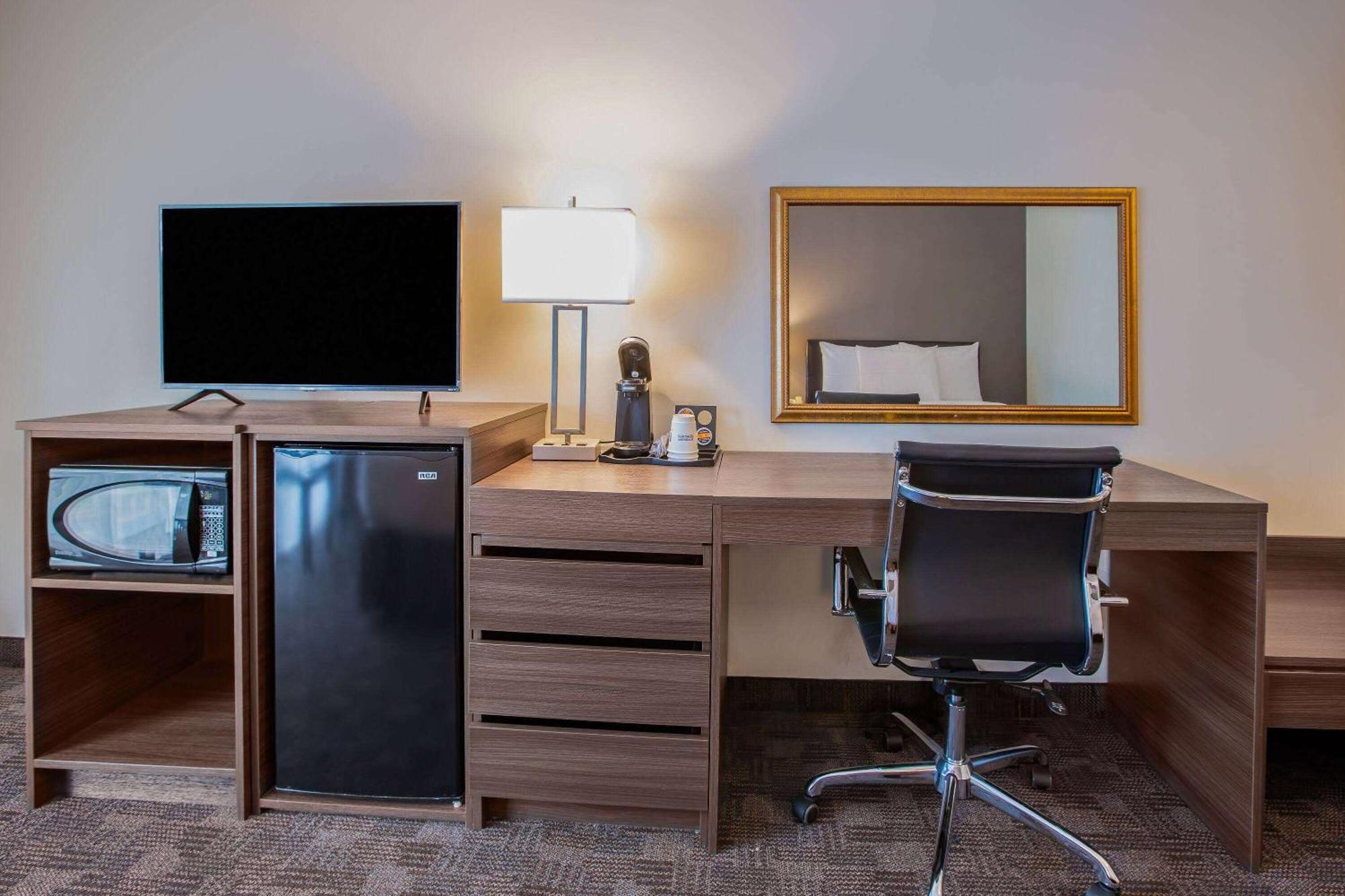 Days Inn By Wyndham Sudbury & Conference Centre Bagian luar foto