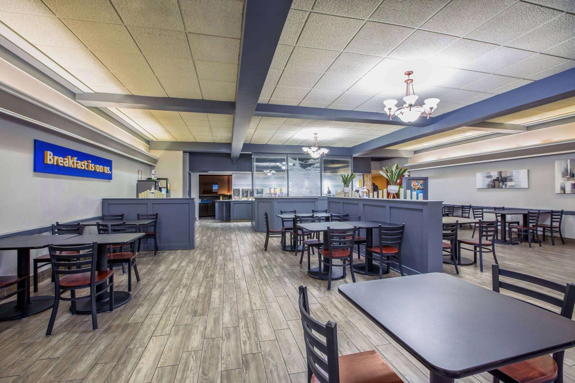 Days Inn By Wyndham Sudbury & Conference Centre Bagian luar foto