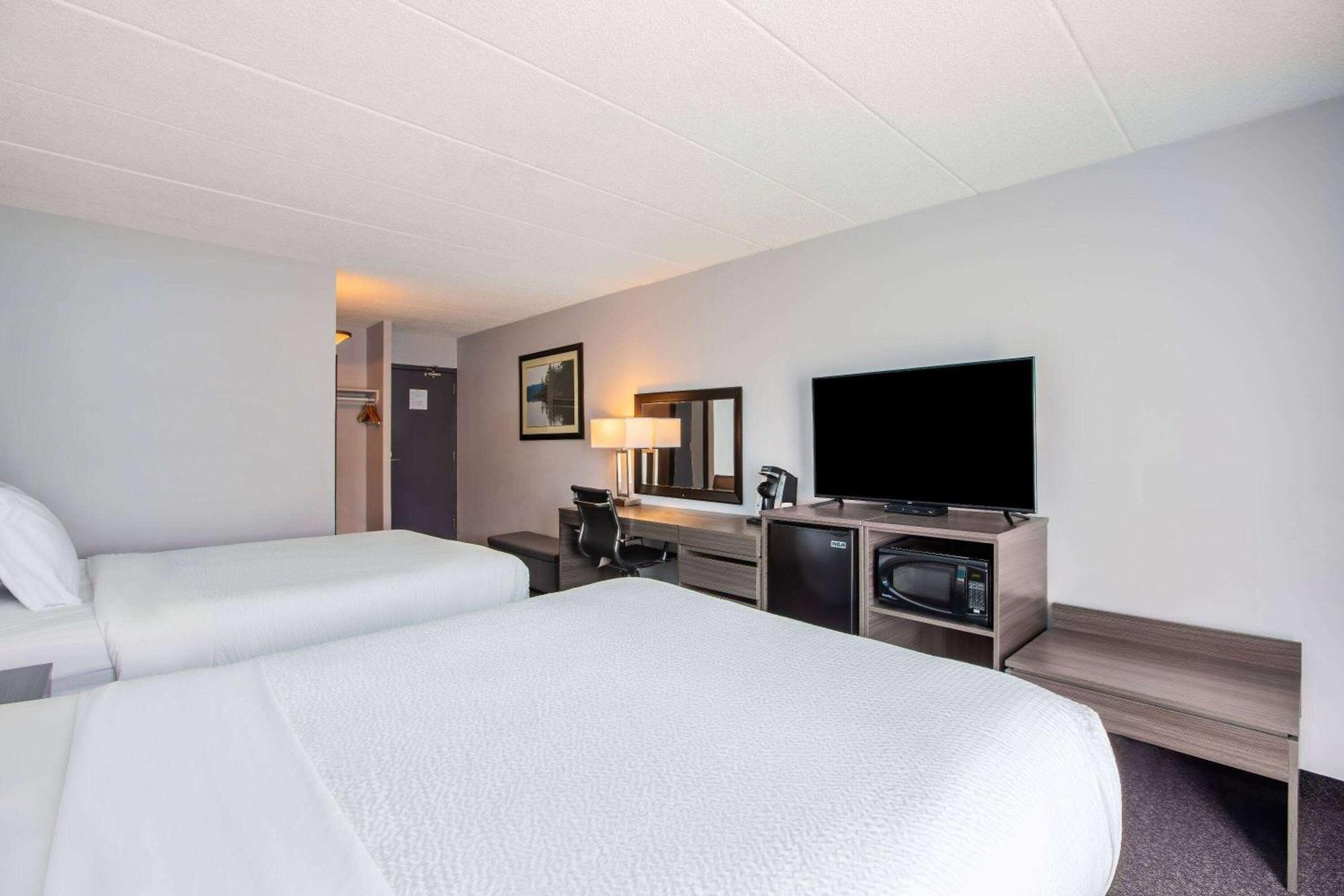 Days Inn By Wyndham Sudbury & Conference Centre Bagian luar foto