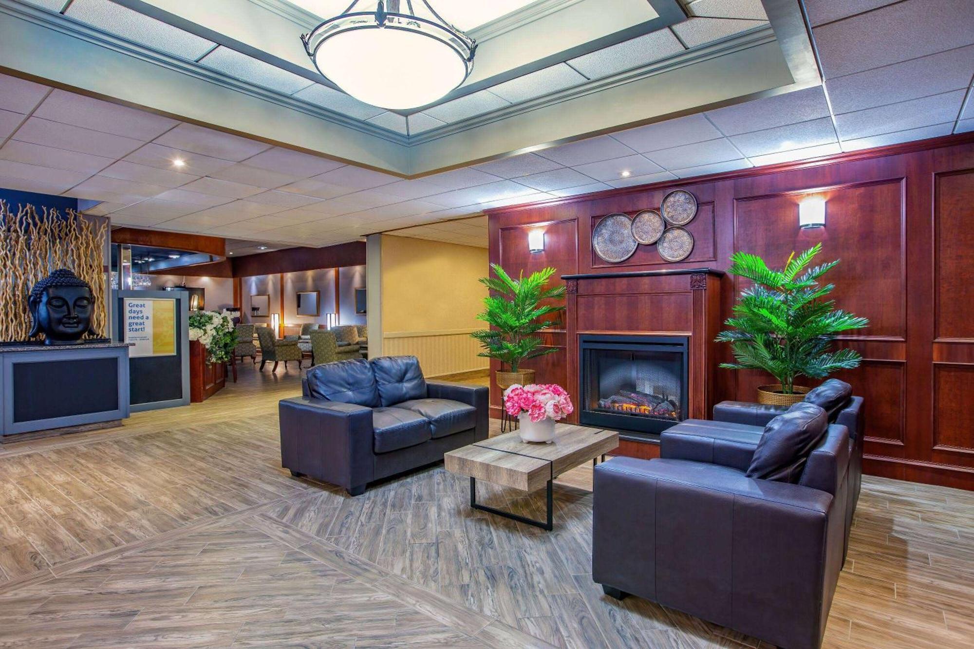 Days Inn By Wyndham Sudbury & Conference Centre Bagian luar foto
